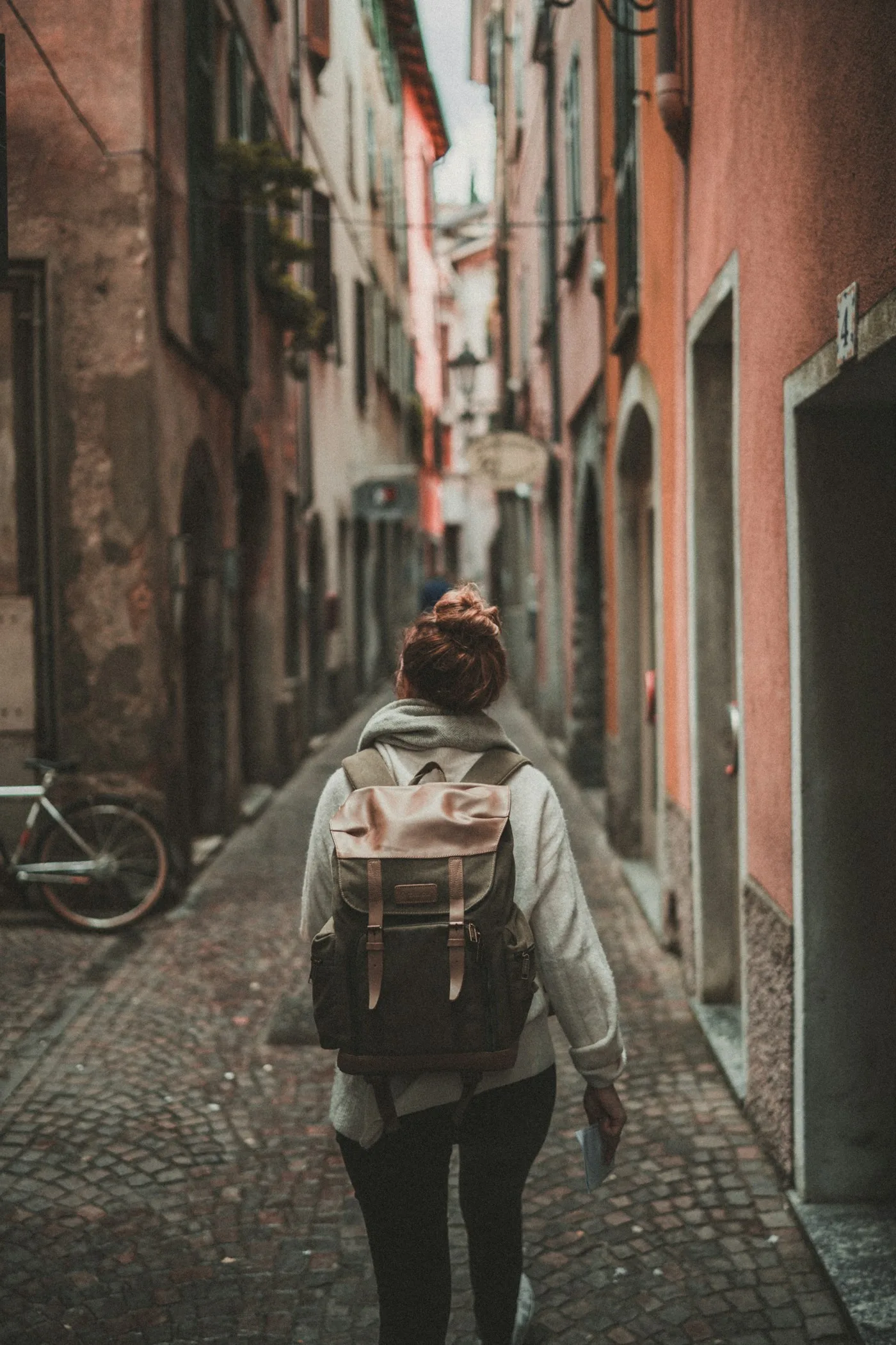 Viajante caminhando por uma rua estreita durante a viagem