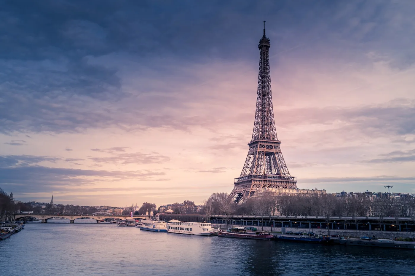 Torre Eiffel em Paris sob céu azul